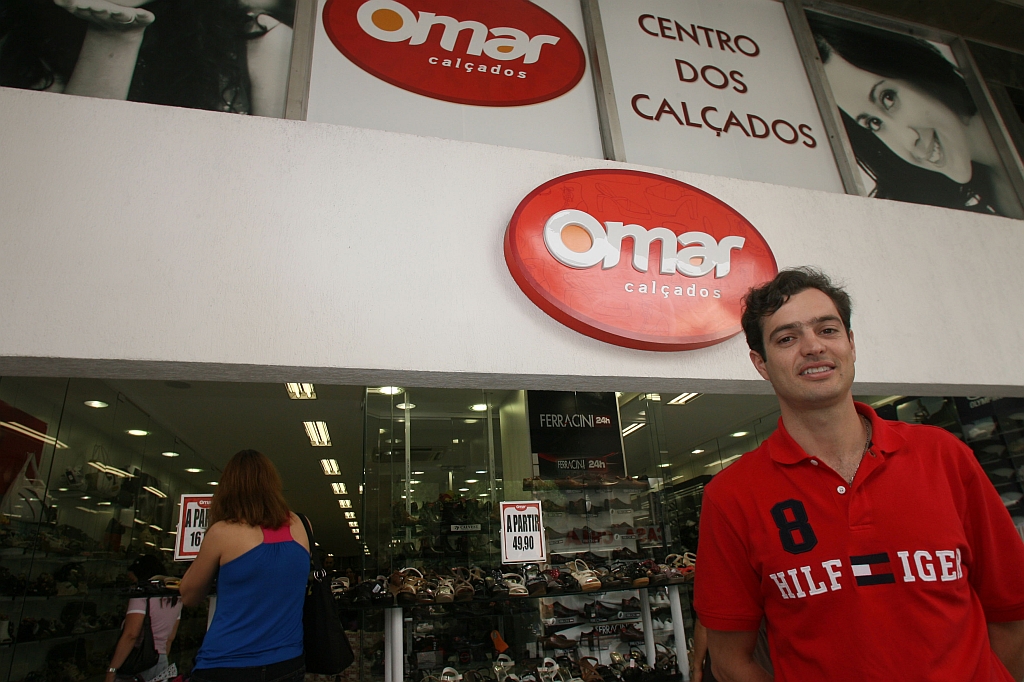 Luiz Henrique Linhares, gerente do grupo Omar Calçados: rede deve lançar entre duas e quatro lojas em 2010 | Priscila Forone/Gazeta do Povo
