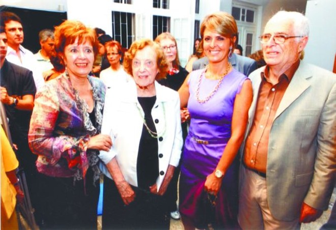 NOVO MUSEU - Curitiba acaba de ganhar um novo museu particular, que reúne o acervo do grande pintor Guido Viaro, contando com cerca de 250 óleos sobre tela, 700 desenhos e mais de 100 gravuras. O novo espaço, inaugurado pela família em prédio histórico em frente da Reitoria, vem para suprir os 15 anos em que os curitibanos não puderam ter acesso às obras do artista, depois do encerramento do antigo museu que abrigava o acervo. Durante a inauguração, registramos a presença do casal Vania e Constantino Viaro, ele filho do artista, ladeando a sra. Hedwiges Mizerkowski (modelo da famosa tela A Polaca, de Viaro) e a primeira-dama Fernanda Richa |
