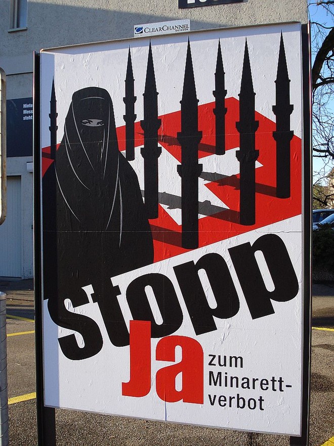 Cartaz da campanha contra a construção de minaretes na Suíça | Divulgação