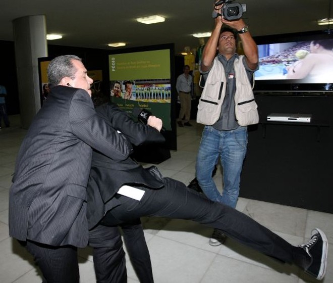 Danilo Gentilli, do CQC, foi retirado do Senado pelos seguranças de José Sarney |