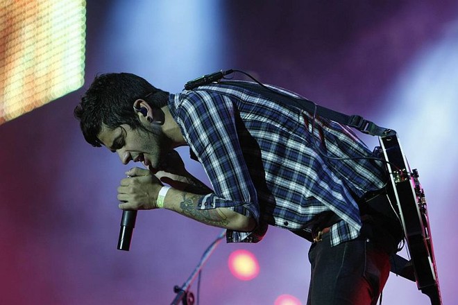 O vocalista Lucas Silveira, se declarou para Curitiba, primeira cidade, depois de Porto Alegre, a receber um show da banda |