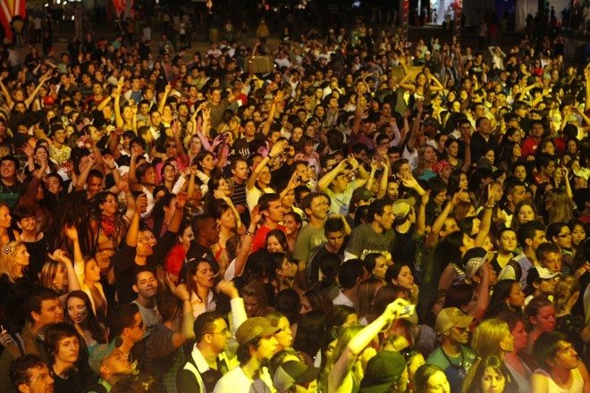Público pulou e dançou por horas; tenda Eletroluna e palco Ecomusic também atraíram fãs |