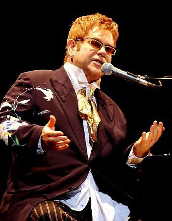 Elton John está internado com uma "gripe com complicações" | Divulgação