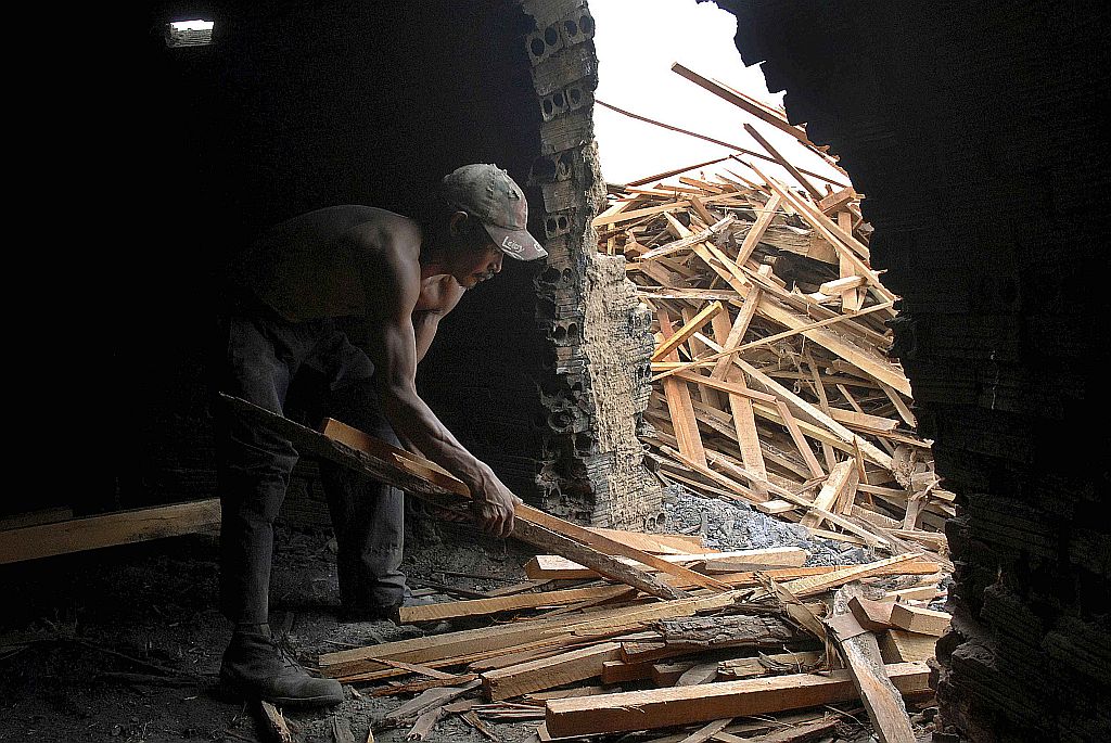 Trabalhador em Ulianópolis, no Pará: a maioria da humanidade vive a luta compulsória pela sobrevivência | Paulo Santos/Reuters