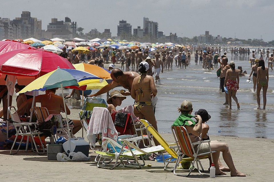 Temperatura chegou a 30 graus ontem e o comércio registrou um crescimento de até 70% nas vendas | Marcelo Elias/ Gazeta do Povo