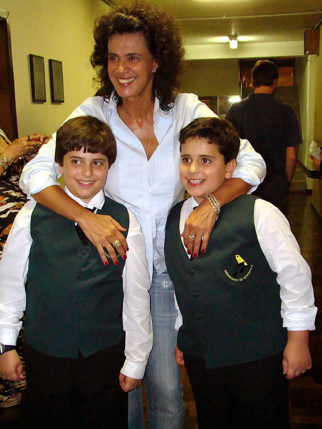 A cantora Simone nos corredores do Guairão, com os irmãos Bernardo e Gabriel Esperanza, do coral Canarinhos de Petrópolis, que fez abertura e o encerramento do show dela no último sábado |