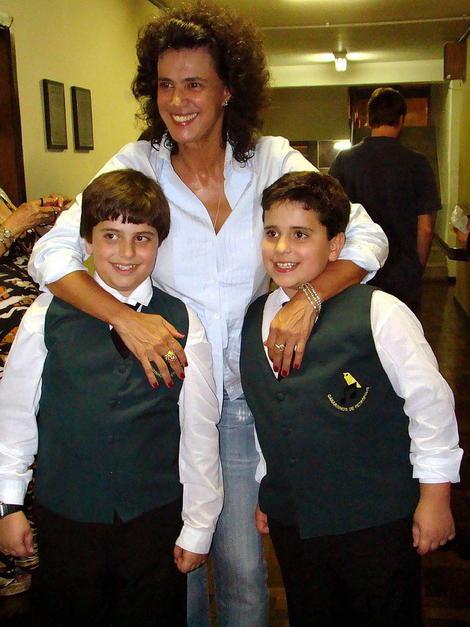 A cantora Simone nos corredores do Guairão, com os irmãos Bernardo e Gabriel Esperanza, do coral Canarinhos de Petrópolis, que fez abertura e o encerramento do show dela no último sábado |