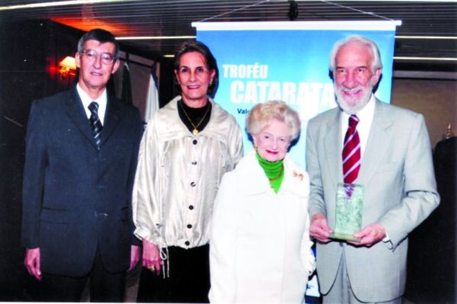 PALESTRAS - No encerramento do Ciclo de Palestras 2009, promovido pelos escritórios de advocacia G.A. Hauer e Esmanhotto Advogados, a presença dos advogados Marcelo Marques Munhoz, Geroldo Hauer e do desembargador Accacio Cambi, este palestrante do evento |