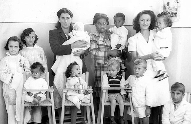 Mães curitibanas e suas crianças na creche da Maternidade Dr. Victor do Amaral, em 1946 |