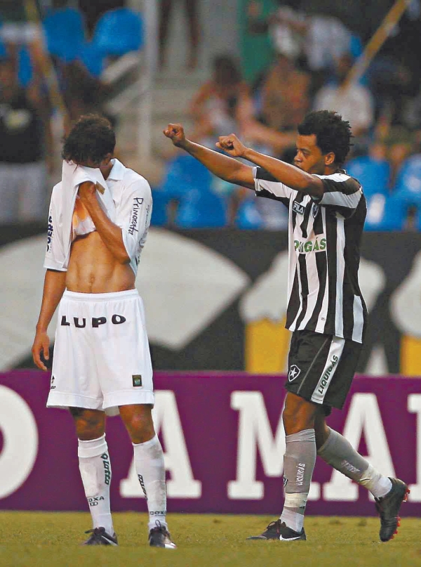 Pedro Ken lamenta o gol marcado por Renato (à direita), que abriu o placar para o Botafogo | André Luiz Mello/ Agência O Dia