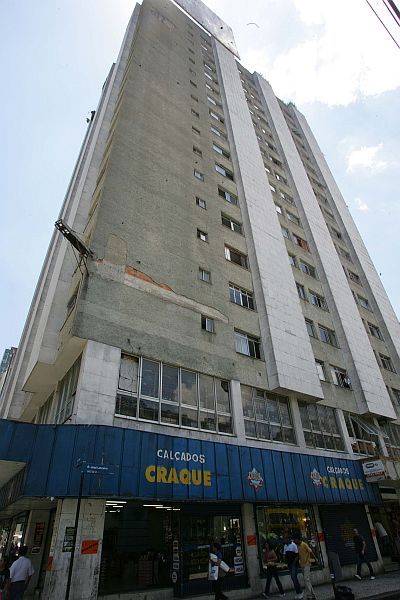 Cosedi afirma que há risco de queda de reboco do prédio. Síndico diz que ele mesmo pediu para que o reboco fosse retirado | Ivonaldo Alexandre/Agência de Notícias Gazeta do Povo