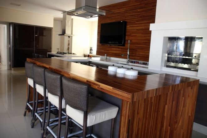 Churrasqueira, cozinha e espaço gourmet ficam integrados |