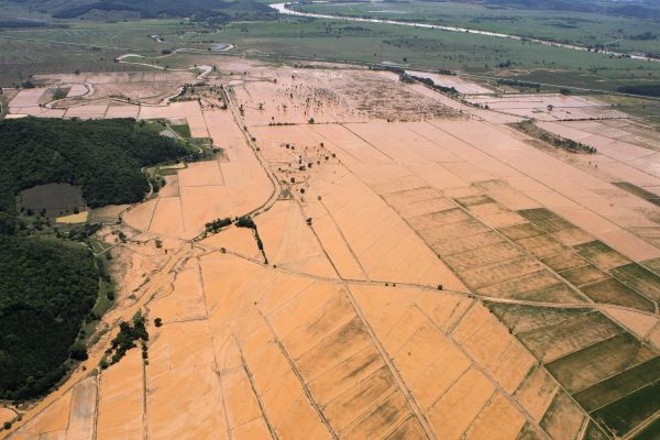 A tragédiaNo dia 23 de novembro de 2008, a chuva causou enxurradas e deslizamentos de terra. Números iniciais apontavam 20 mortos e 16 mil pessoas fora de suas casas, em 30 municípios |