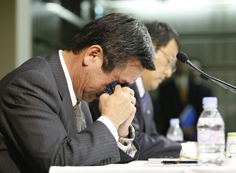 O chairman e chefe da equipe da Toyota, Tadashi Yamashina, chora em entrevista ao anunciar o fim da escuderia de Fórmula 1 | Issei Kato / Reuters