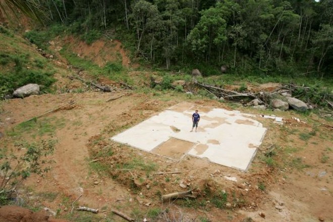 O caminhoneiro Zaíro Zabel mostra o que sobrou de sua casa |
