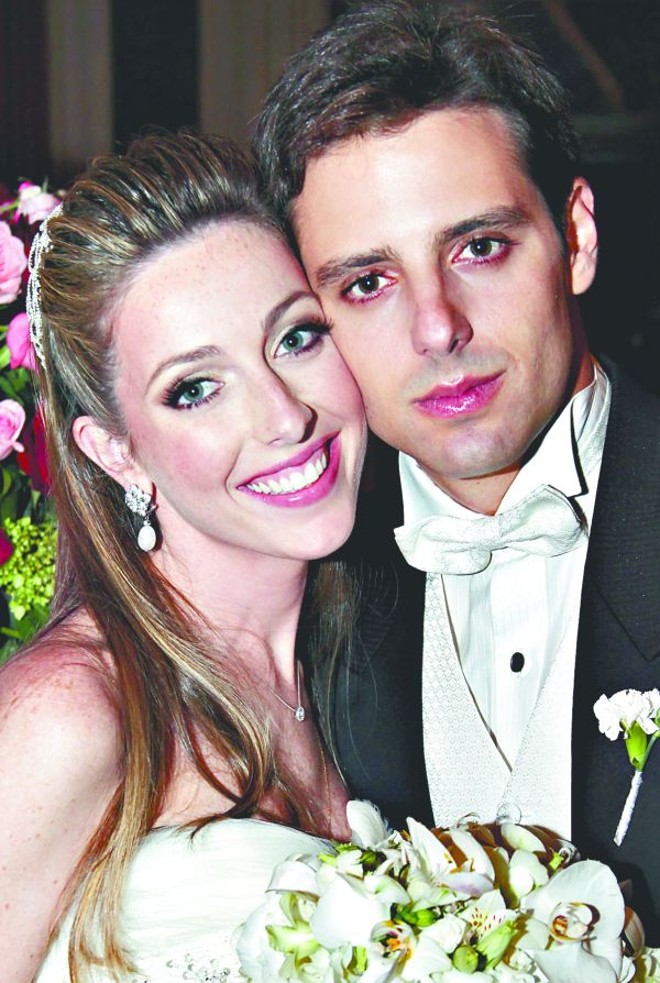 ...e Paulo de Heráclito Lima, da sociedade carioca. A noiva, linda em tomara que caia da grife espanhola Pronovias, usou mantilha de família, herdada de sua elegante mãe Maria Otília |