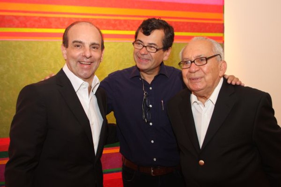O anfitrião Waldir Simões de Assis (à esq.) com o artista plástico Gonçalo Ivo e o poeta Ledo Ivo na abertura da exposição do pintor carioca, nesta quinta-feira, na Simões de Assis Galeria de Arte. Ledo, pai de Gonçalo e membro da Academia Brasileira de Letras, veio do Rio especialmente para o evento | Fotos: Mauro Campos