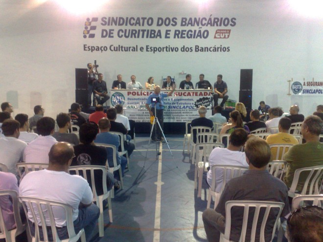 Cerca de 300 policiais estiveram na assembleia realizada no Espaço Cultural e Esportivo do Sindicato de Bancários em Curitiba |