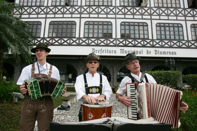 OktoberfestA Oktoberfest, festa típica em alemã, surgiu em 1984 para alegrar os blumenauenses, que tinham sido atingidos pela maior enchente registrada até então. Em 2009, a missão da festa se repetiu |