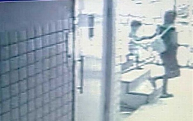 Câmeras flagraram momento em que jovem saiu com a menina |