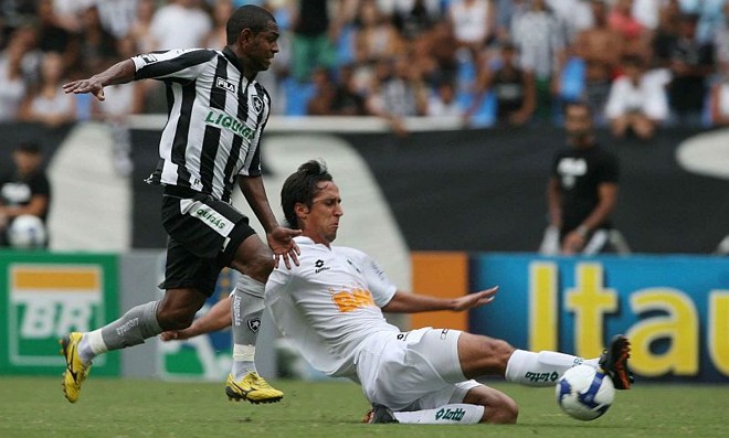 Zaga formada por Dirceu (no lance, dando carrinho) e Pereira acabou sendo vulnerável ao rápido ataque do Botafogo | 