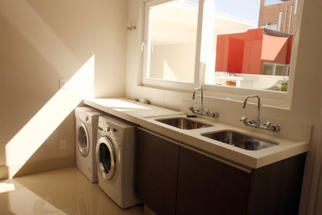 Lavanderia é ampla e tem o mesmo porcelanato da cozinha |
