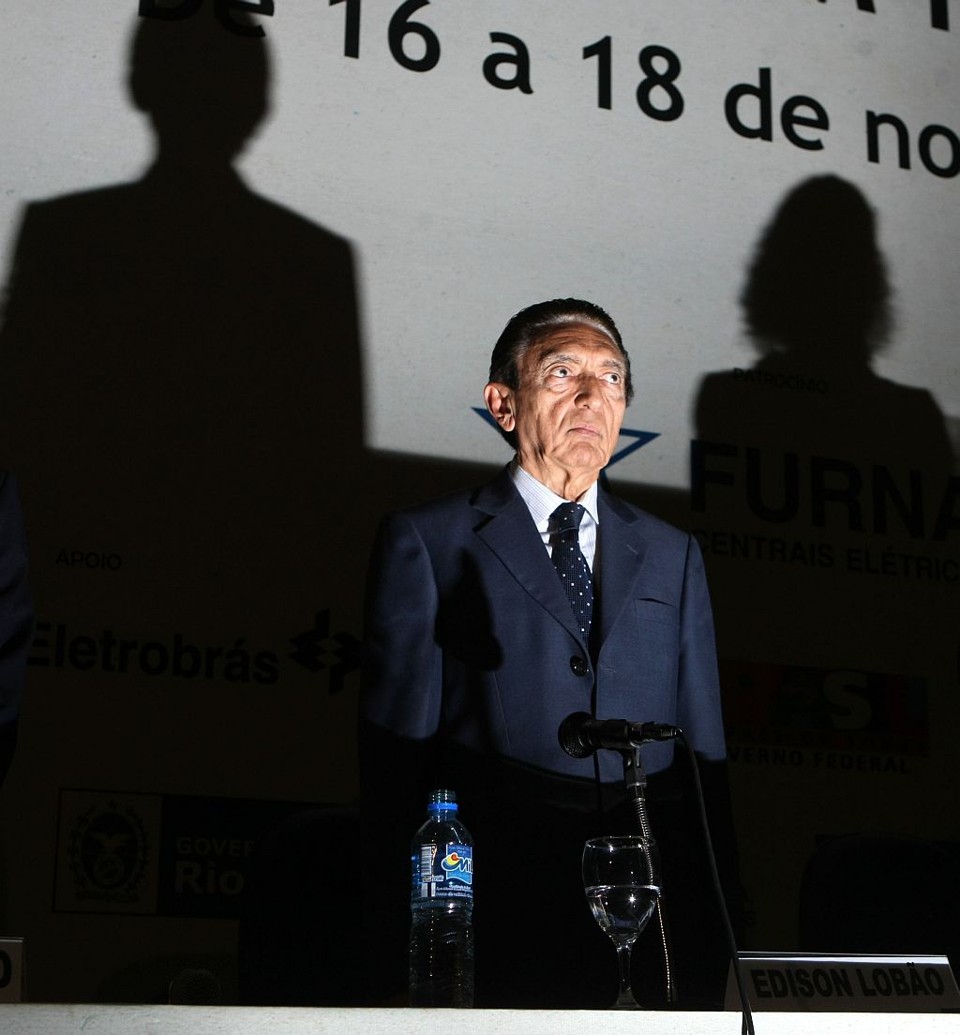 Na inteligência de cada brasileiro haverá de ter um laboratório em estágio letárgico pronto a explodir em pétalas de solução.
Edison Lobão, ministro de Minas e Energia, ao afirmar que o governo não quer ter o monopólio das soluções | Wilton Junior/AE