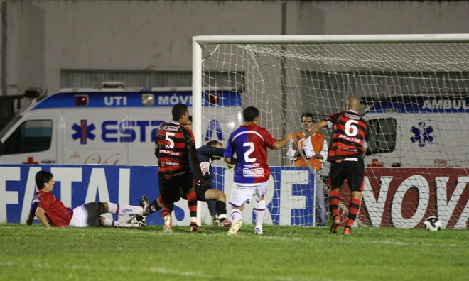 O exato momento do gol marcado por Luiz Henrique, o segundo do Paraná na vitória de 3 a 0 |