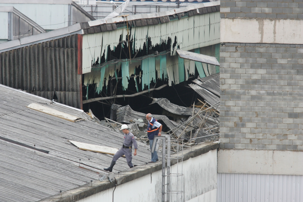 Desabamento: vento e chuvas derrubaram muro e teto em shopping paulistano | Tiago Queiroz/AE