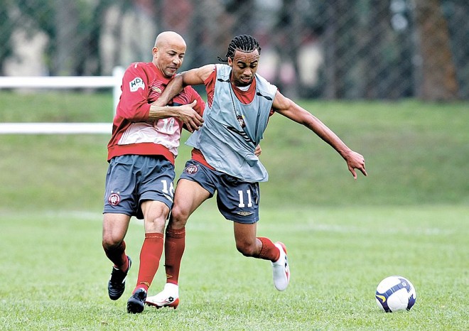 Alex Mineiro (esq.) disputa a bola com Wesley: ídolo não mostrou bom rendimento desde que voltou à Baixada, aumentando a lista de insucessos da linha de frente do Furacão | 