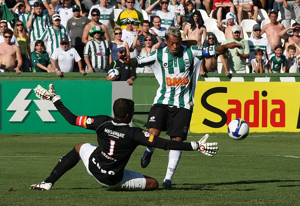 Marcelinho Paraíba perde chance de gol de frente para o goleiro Viáfara: faltou precisão para o sistema ofensivo do Coritiba diante do Rubro-Negro baiano | Pedro Serápio/Gazeta do Povo