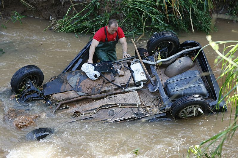 A ponte foi arrastada pela chuvarada e três carros caíram no rio. Duas pessoas estão desaparecidas | Aniele Nascimento / Agência de Notícias Gazeta do Povo