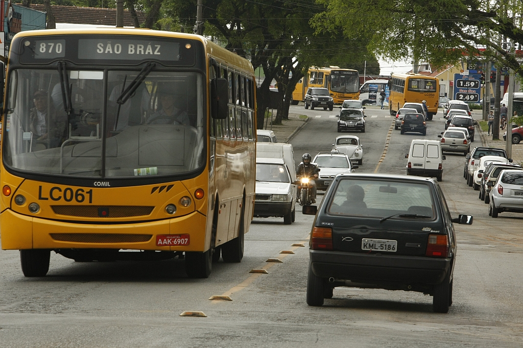 Ônibus na pista: seis linhas do transporte coletivo passam pela Toaldo Túlio | Fotos: Marcelo Elias/Gazeta do Povo