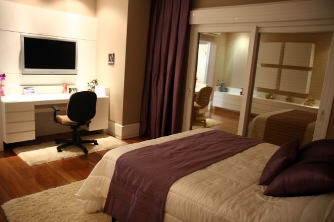 Móveis dos quartos seguem o tom de capuccino e laca branca. Piso é de madeira ipê |