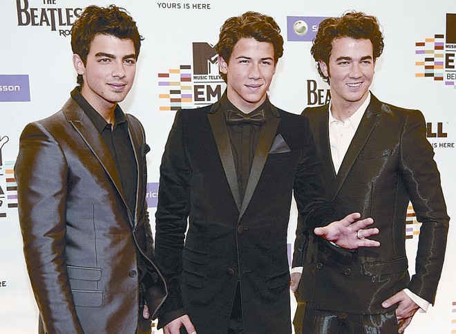 A abstinência sexual pregada pelos Jonas Brothers faz sucesso entre mulheres |