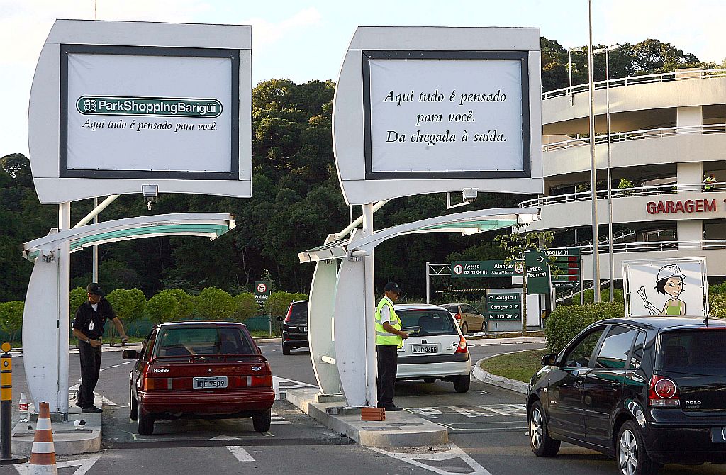 Entrada de estacionamento em shopping center de Curitiba: cobrança polêmica continua vigorando | Hedeson Alves/ Gazeta do Povo