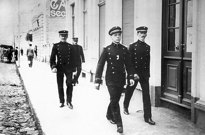 Guardas civis patrulhando uma rua central de Curitiba. A foto é de novembro de 1911, quando a corporação foi criada | 