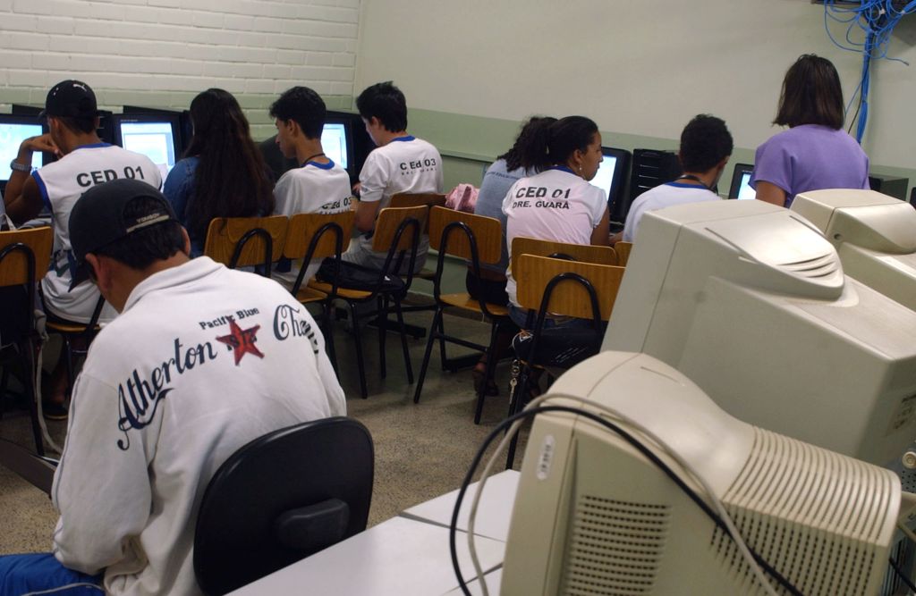 Alunos do Centro Educacional 1, no Guará (DF), que não têm acesso à internet: Plano Nacional de Banda Larga pretende ampliar inclusão digital no país | Gervásio Baptista/ABr