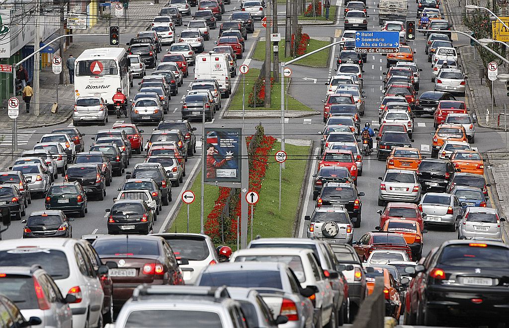 Veículos na Avenida Visconde de Guarapuava, em Curitiba: pagamento à vista do IPVA, em fevereiro, dá direito a desconto de 5% | Arquivo/ Gazeta do Povo