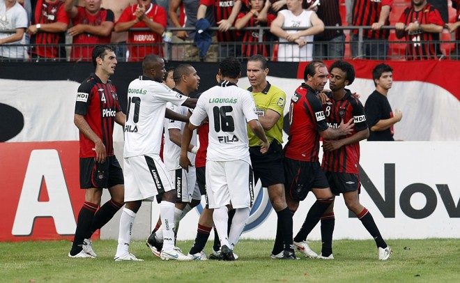 Já no final da partida, os botafoguenses ficaram irritados com Wesley e iniciaram uma pequena confusão |