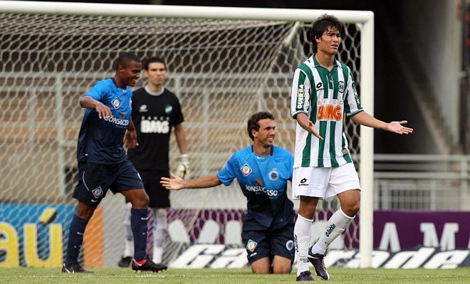 Pedro Ken lamenta pênalti cometido por Cleiton que originou o terceiro gol da Raposa |