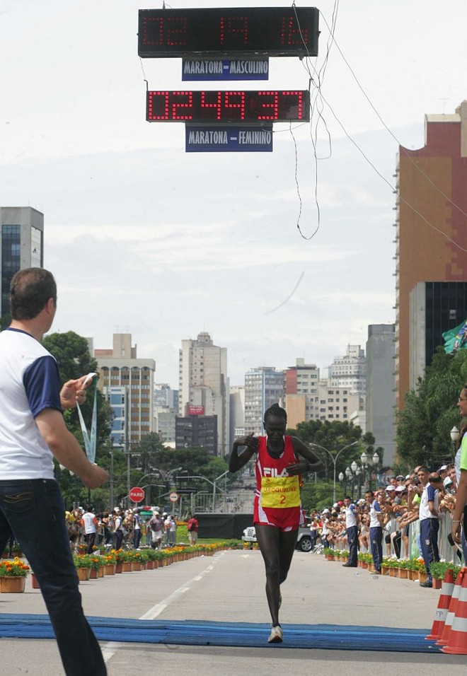 Jacqueline Jerotich Chebor, do Quênia, venceu a prova feminina |