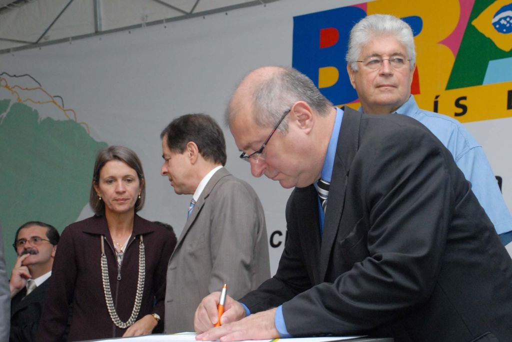 O ministro Paulo Bernardo assina o convênio em Curitiba | Júlio Covello/AE