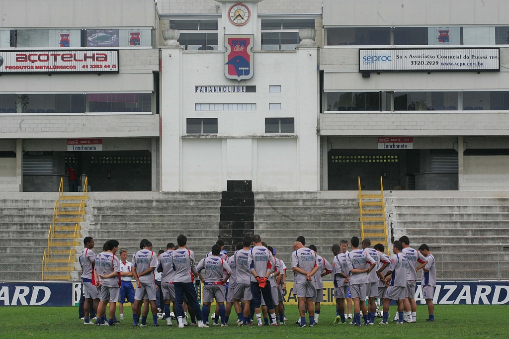 Após a promessa de receber a remuneração atrasada, jogadores conversam no meio do gramado da Vila Capanema e dão uma trégua na paralisação. Grupo paranista mantém a ameaça de não entrar em campo no jogo de amanhã | Ivonaldo Alexandre/ Gazeta do Povo