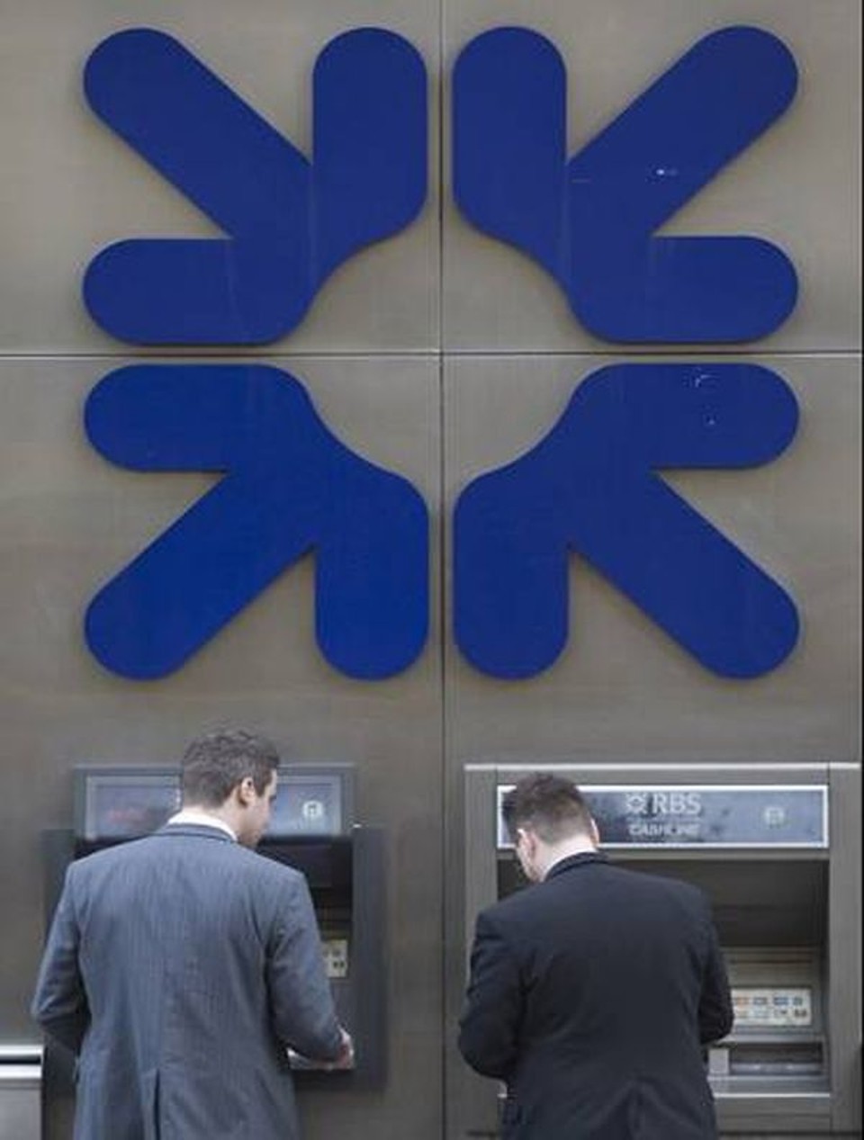 Caixa eletrônico do Royal Bank of Scotland em Londres; o banco vai demitir 3.700 pessoas | Andrew Winning/Reuters