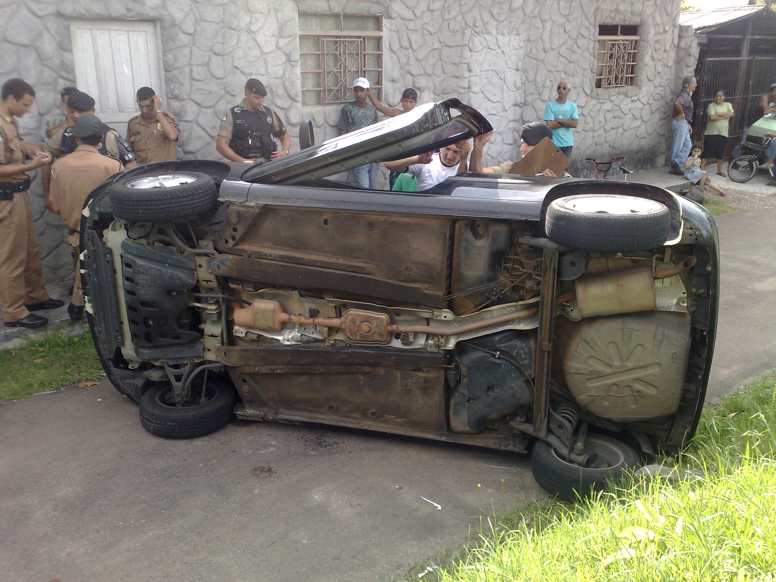 Veiculo que capotou havia sido roubado horas antes no Centro de Curitiba | Adriano Ribeiro / Gazeta do Povo