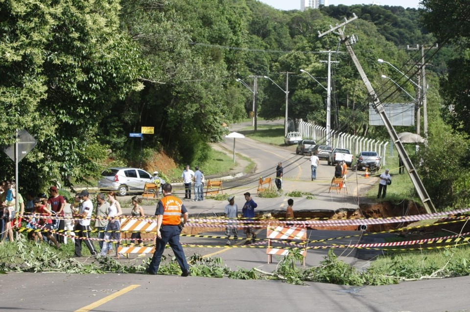 Mossunguê: trecho da Rua Eduardo Sprada, onde uma ponte caiu e duas pessoas desapareceram, ficou interditada durante todo o dia de ontem | Aniele Nascimento/ Gazeta do Povo
