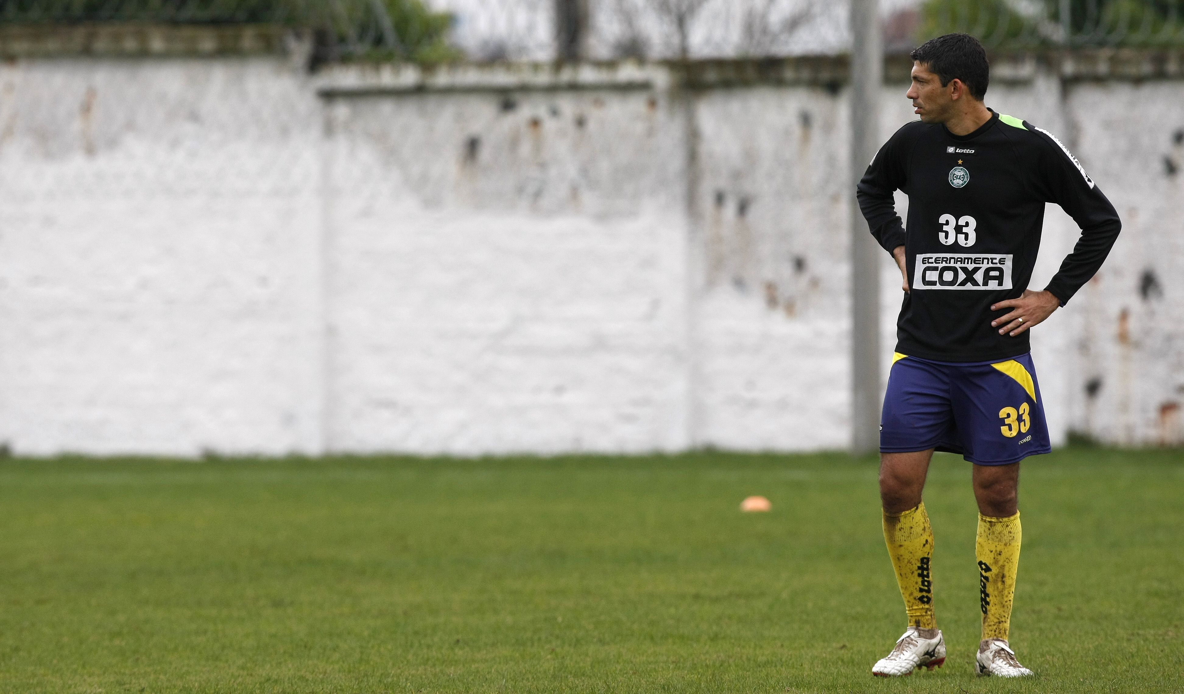 Atacante Rômulo não pode nem compor o banco de reservas por força de contrato. Jogador pertence ao Cruzeiro, mas está emprestado ao Coritiba | Rodolfo Buhrer / Agência de Notícias Gazeta do Povo