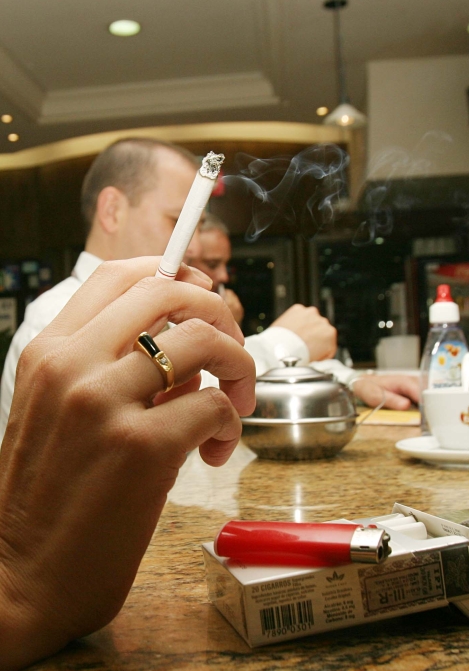 Cigarro será banido dos bares a partir de meia-noite de hoje em Curitiba | Giuliano Gomes/Arquivo Gazeta do Povo