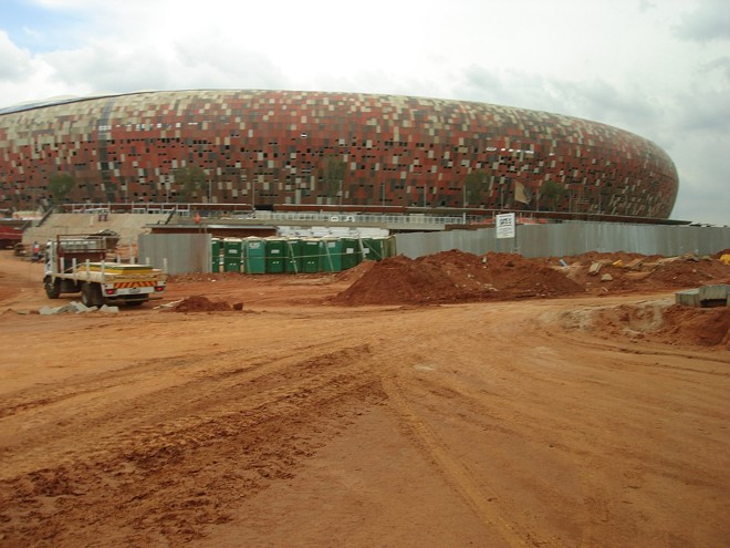 O Soccer City, de Johanesburgo: pronto por dentro, mas em obras por fora | 